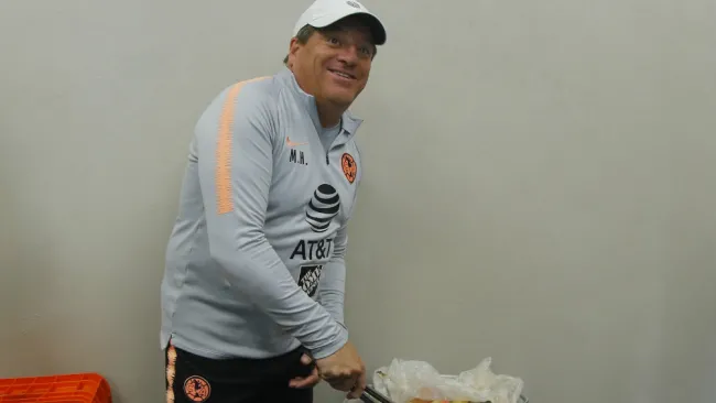 Miguel Herrera DT del América, durante un convivio