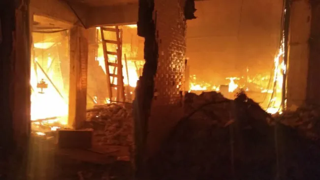 Fuerte incendio se registró en el mercado de La Merced