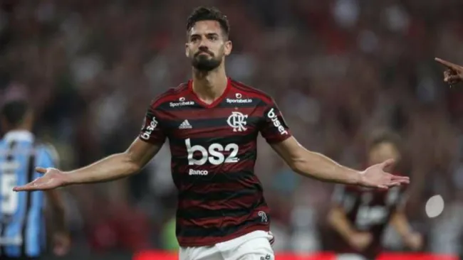 Pablo Marí celebrando una anotación con Flamengo