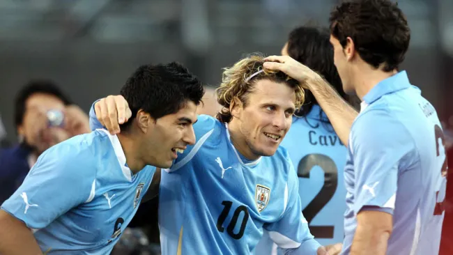 Forlán, Suárez y Godín celebran una anotación en Sudáfrica 