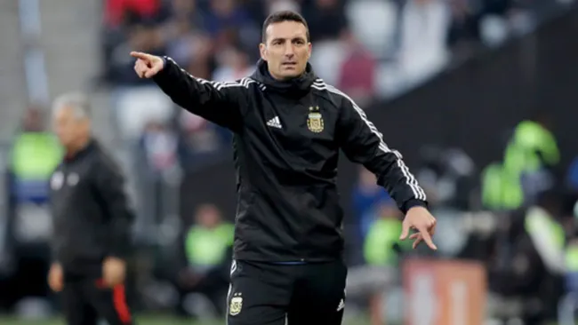 Lionel Scaloni da indicaciones en un duelo de Argentina 