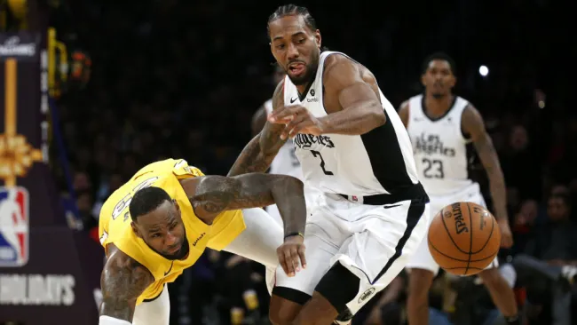 Kawhi Leonard le roba el balón a LeBron James