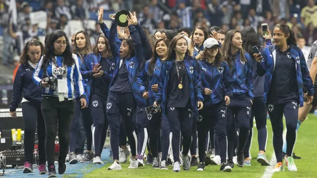 Jugadoras de Rayadas en la cancha del BBVA 