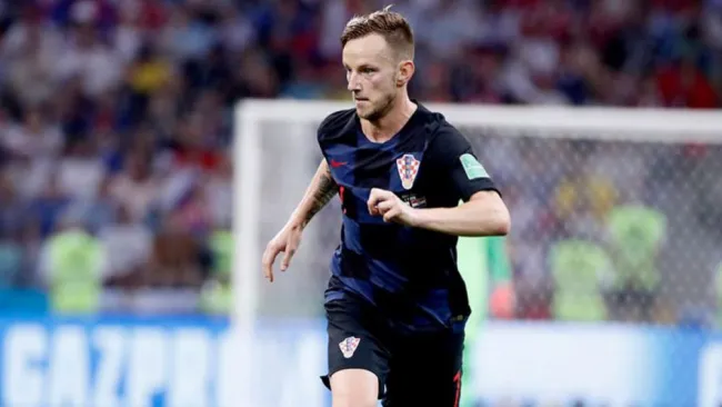 Ivan Rakitic durante un duelo con Croacia 
