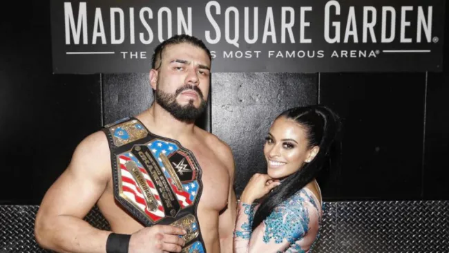 Andrade y Zelina Vega posan con el título 