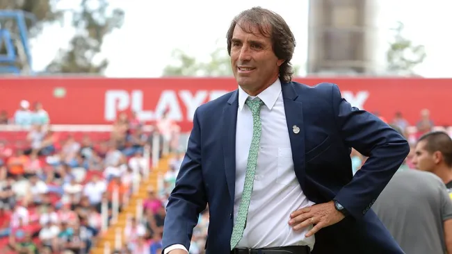 Guillermo Almada en un partido con Santos Laguna