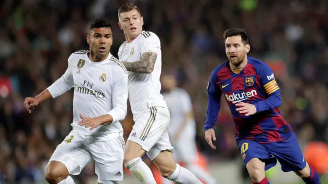 Casemiro pelea un balón con Leo Messi en el Clásico 