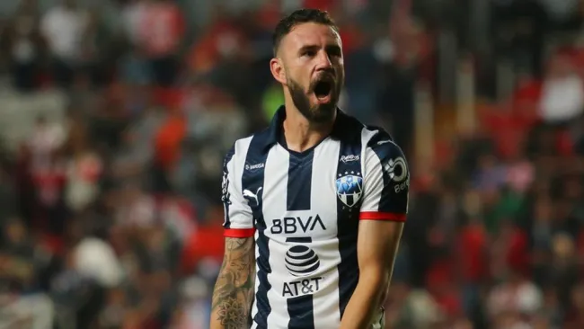 Miguel Layún lanza un grito en un juego de Rayados
