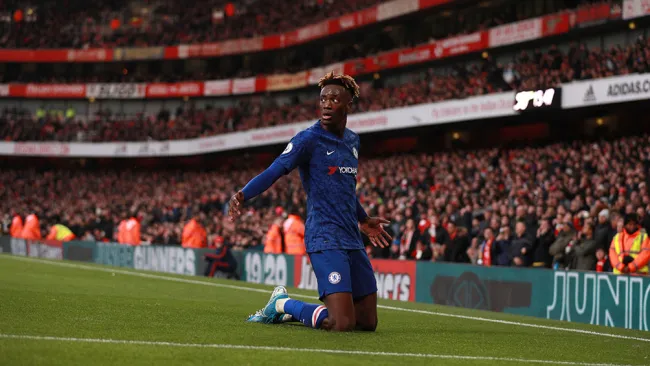 Tammy Abraham celebra el gol del triunfo contra Arsenal