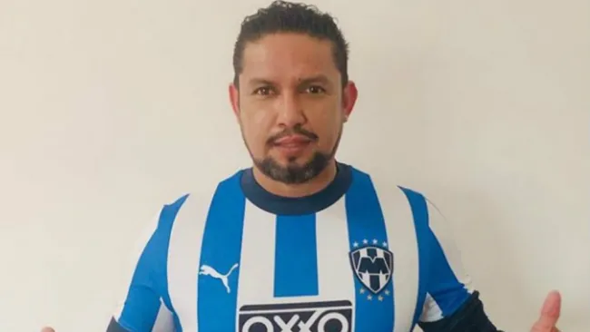 Jesús Arellano apoyando a Rayados