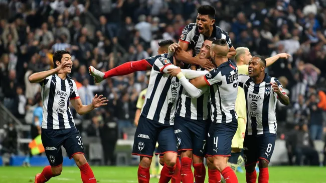 Monterrey: Jugadores festejan un gol con América
