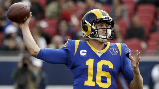 Jared Goff durante un partido de los Rams