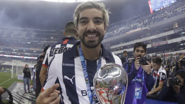 Pizarro celebra el título de Monterrey en el Azteca