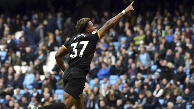 Adama Traoré celebra una anotación con el Wolves