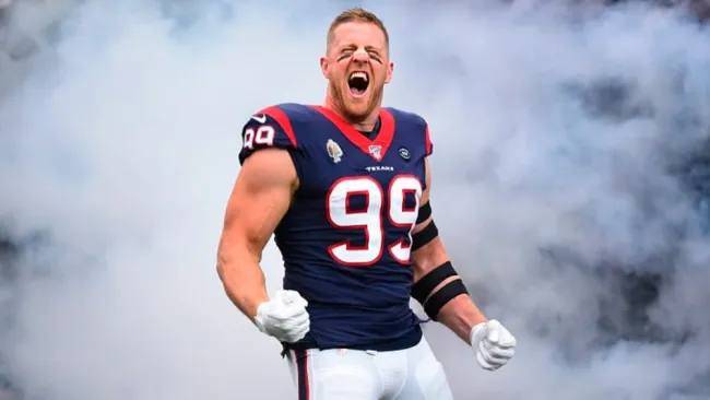 J.J. Watt sale al campo en un juego de Houston