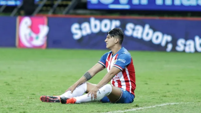 Alan Pulido en lamento durante un partido de Chivas