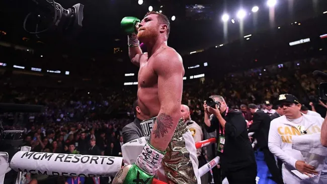Canelo festeja tras su pelea frente a Jacobs