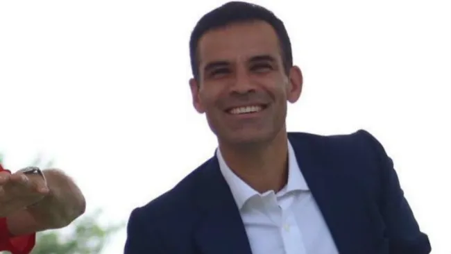 Rafa Márquez sonríe en una conferencia de su fundación 