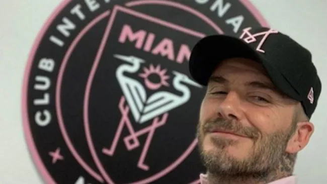 Beckham posa con el escudo y colores de su nuevo equipo 