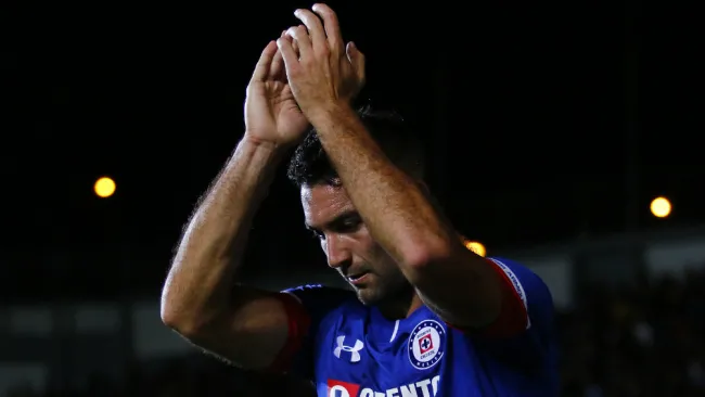 Martin Cauteruccio abandona el campo y se despide de la afición