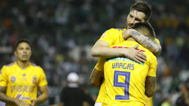 Edu Vargas y Gignac festejan una anotación