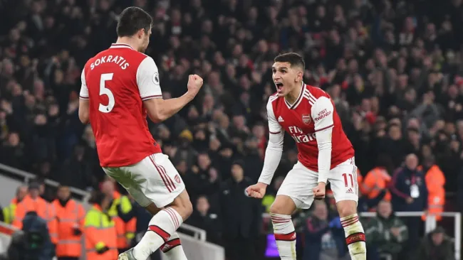 Sokratis y Lucas Torreira festejan un gol con el Arsenal