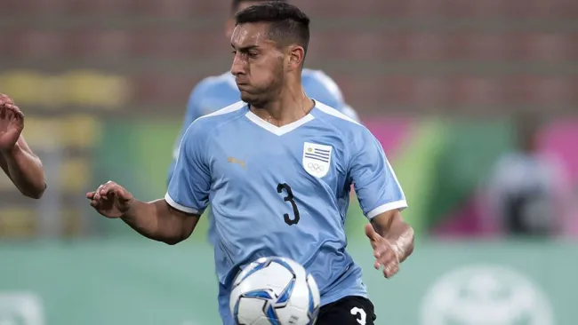 Cáceres, en un duelo con la Selección de Uruguay