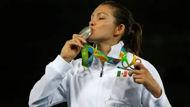 María besa la medalla de plata que obtuvo en Río 2016