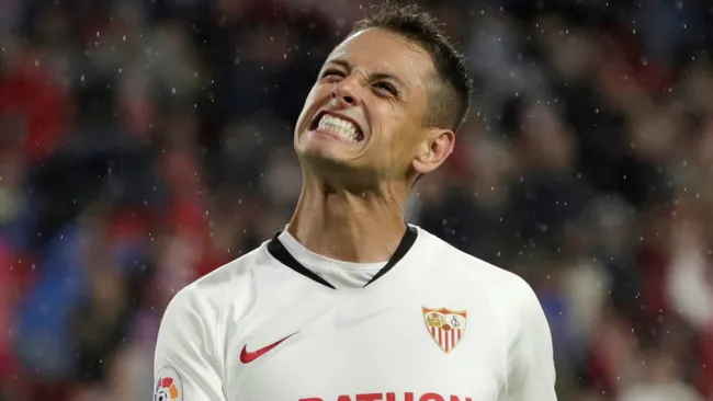 'Chicharito' se lamenta en juego con el Sevilla