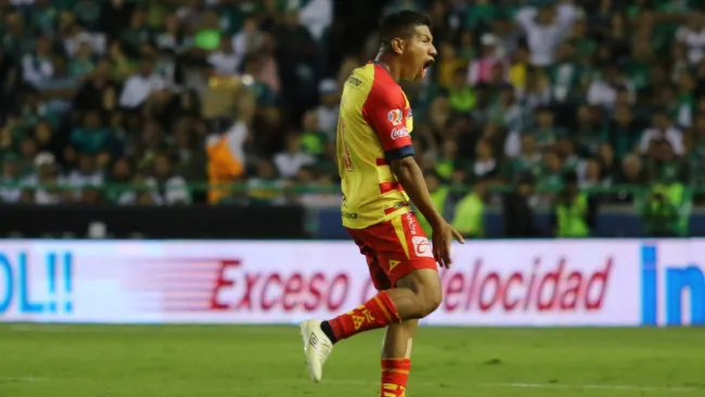 Edison Flores celebrando un gol con Morelia