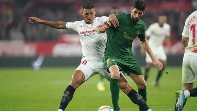 Éver Banega pelea el balón con Kenan Kodro