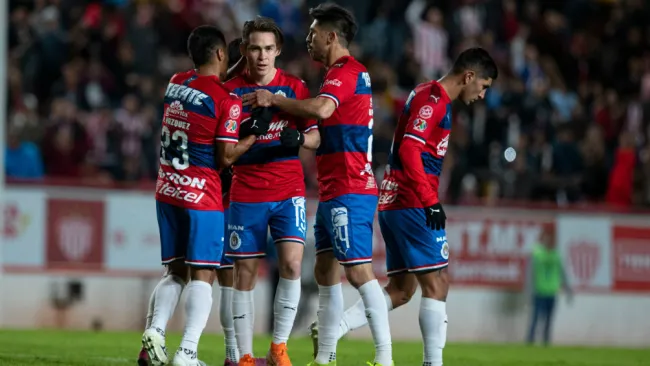 Chivas festejando gol ante Necaxa