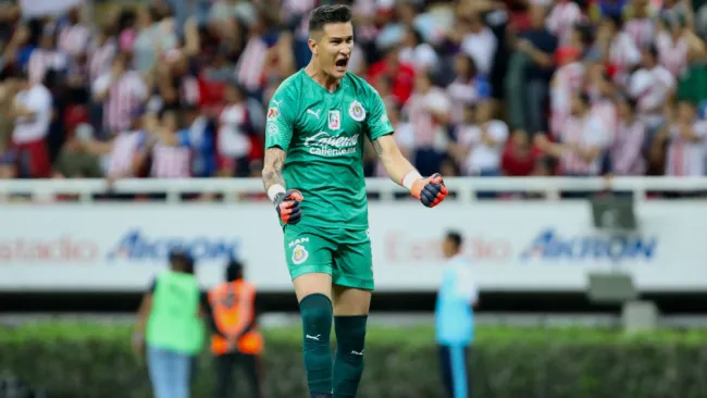 Raúl Gudiño en festejo durante partido con Chivas