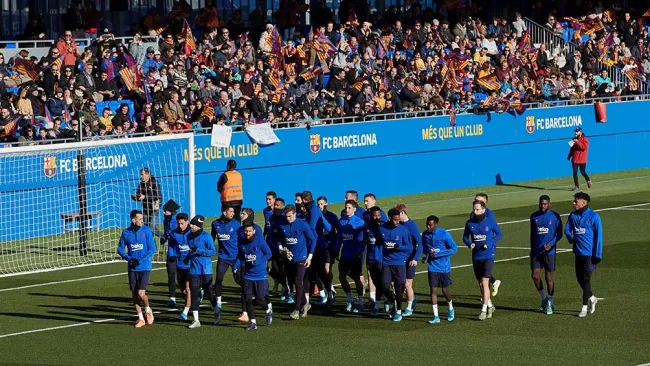 Jugadores del Barcelona se ejercitan frente a su afición