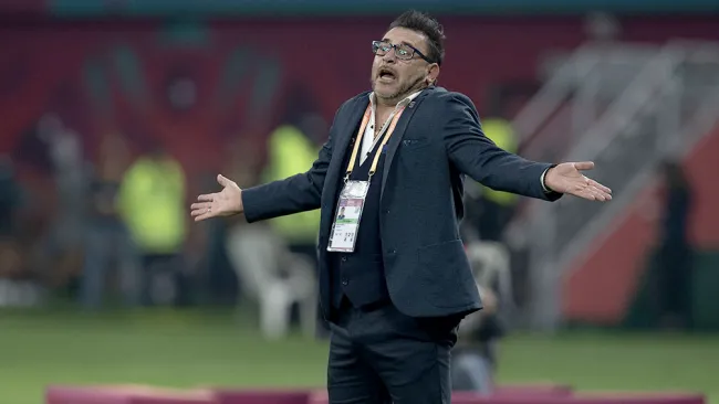 Antonio Mohamed se queja con el árbitro durante duelo vs Liverpool