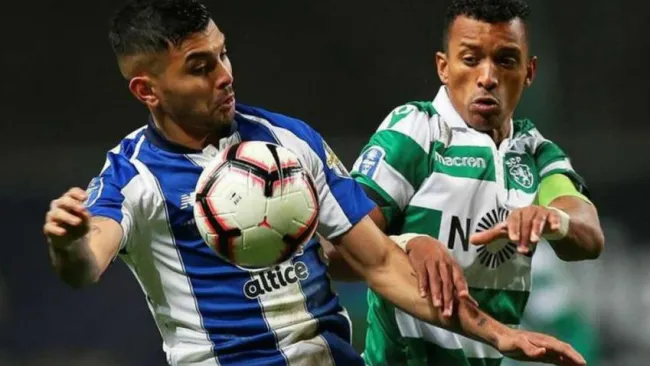 El Tecate disputa un balón en un partido frente al Sporting 