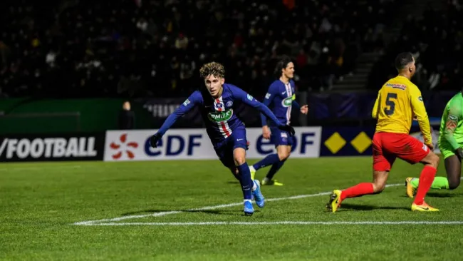  Adil Aouchiche celebrando su anotación