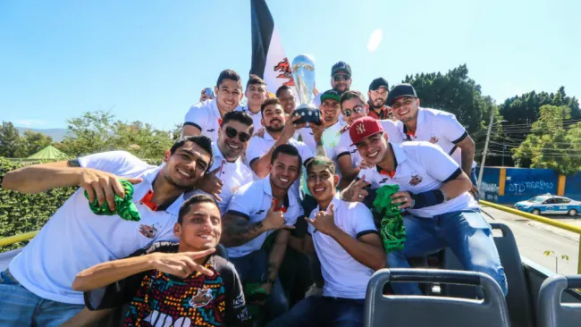 Alebrijes de Oaxaca en festejo con su afición