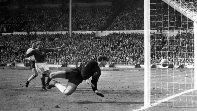 Hans Tilkowski observa el gol fantasma de Geoff Hurst