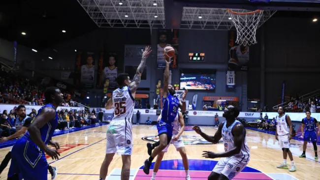 Jugador de los capitanes se prepara para anotar