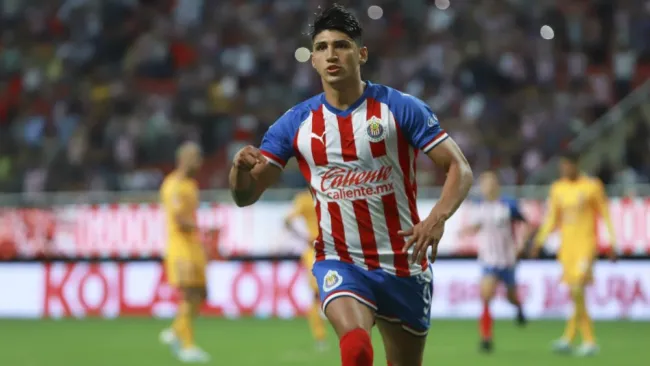 Alan Pulido celebrando una anotación con Chivas
