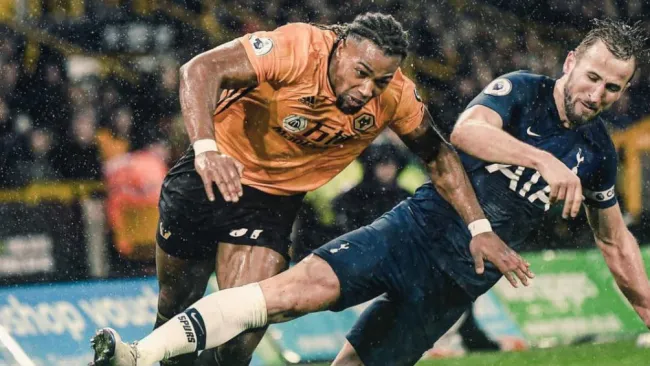 Adama Traoré y Harry Kane disputan un balón