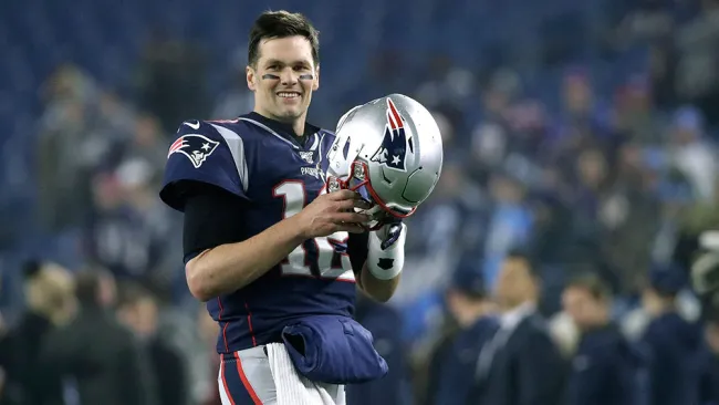 Tom Brady sonríe previo a un partido con Patriots