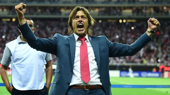 Matías Almeyda en festejo durante su etapa como DT de Chivas