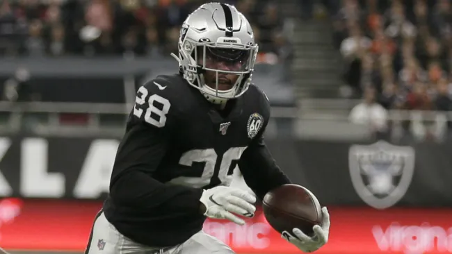 Josh Jacobs durante un juego de los Raiders