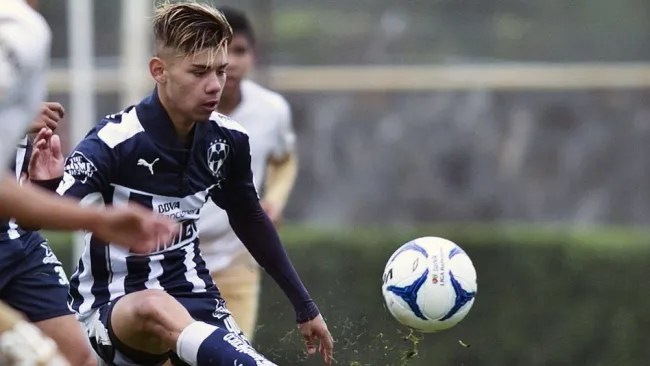 Shayr Mohamed en acción con Rayados