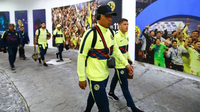 Roger Martínez a su llegada al Estadio Azteca para juego del América