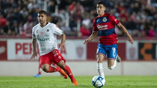 Uriel Antuna en acción con Chivas