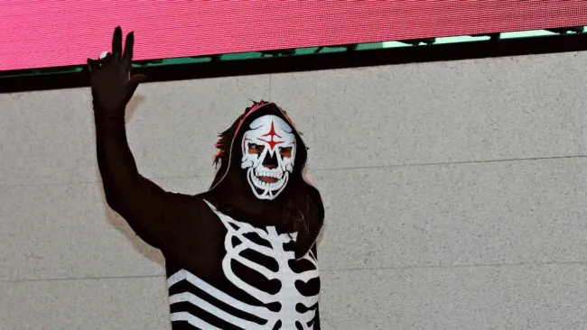 La Parka entrando a una lucha 