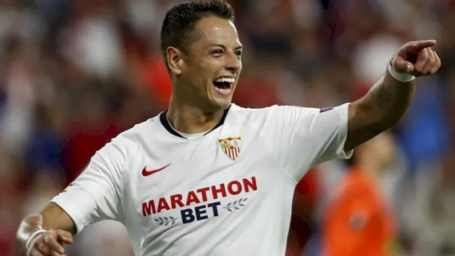 Javier Hernández jugando con Sevilla